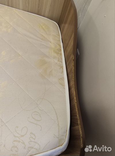 Кровать с матрасом 90*2000