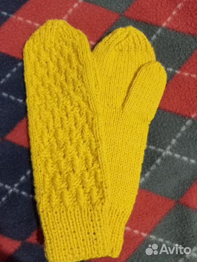 Варежки женские желтые