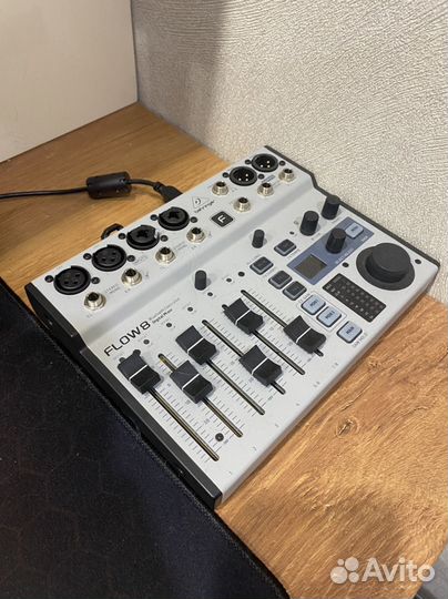 Микшерный пульт behringer flow8