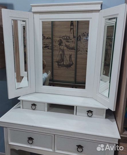 Туалетный столик с зеркалом и пуфом