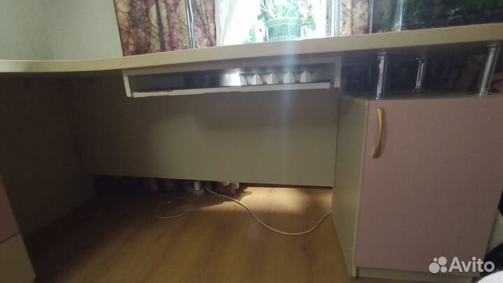 Угловой письменный стол