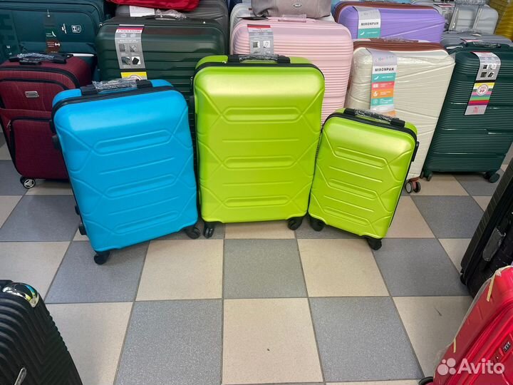 Новые чемоданы средние