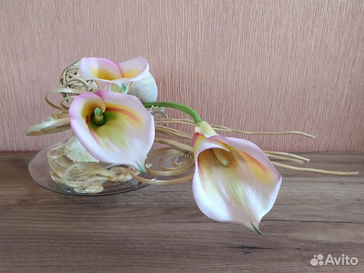 Декоративная композиция с линиями в вазе