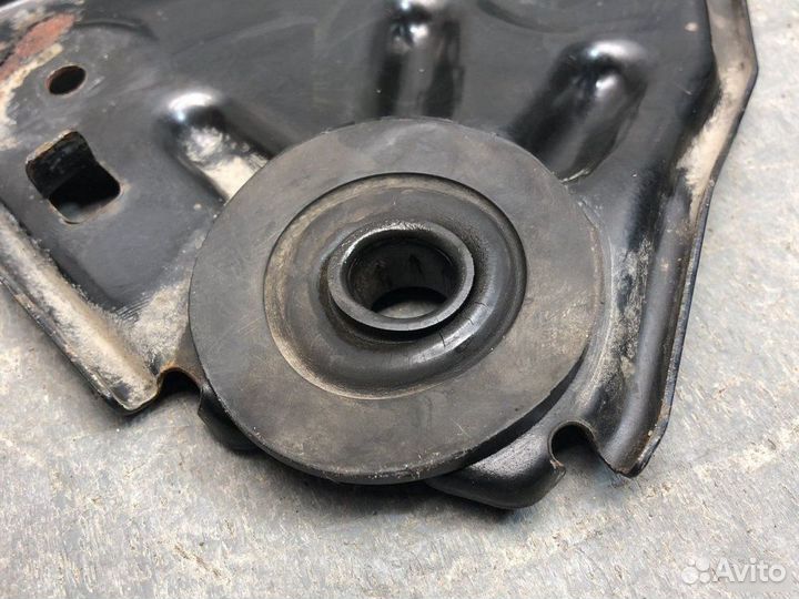 Кронштейн радиатора левый Nissan Almera N16