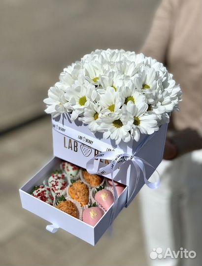 Боксы из клубники и цветов