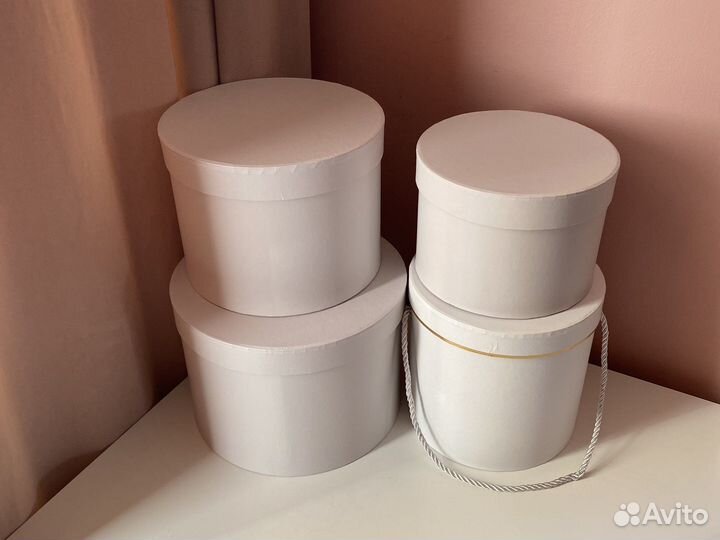 Коробка подарочная шляпная белая