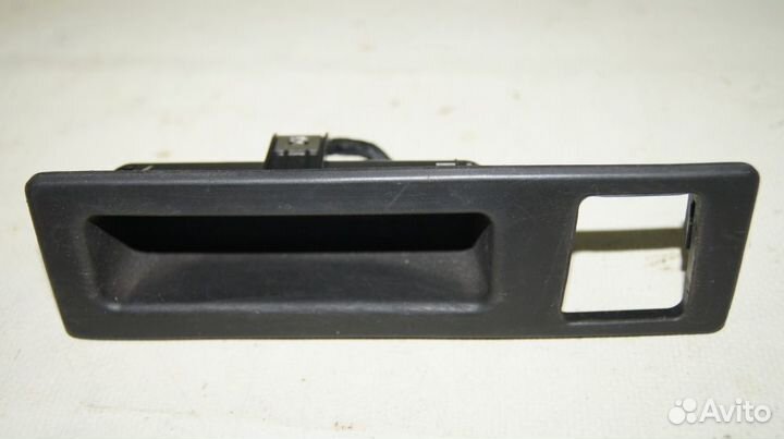 Кнопка отпирания на крышке багажника BMW 320i F30