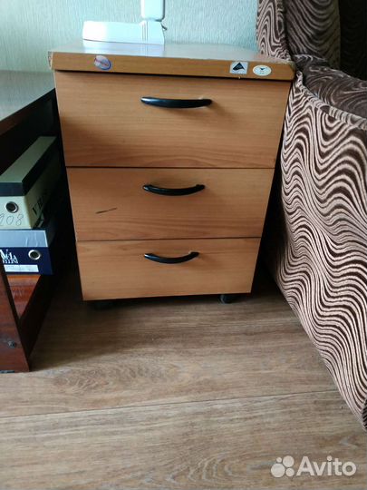 Тумба прикроватная, на колесиках