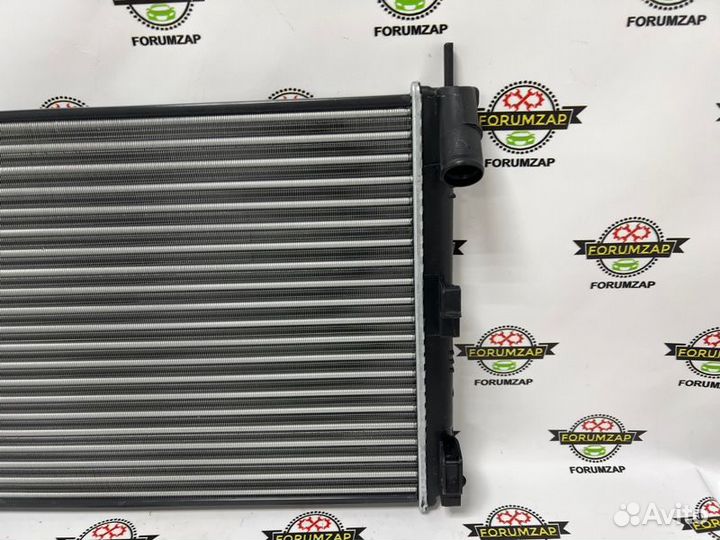 Радиатор охлаждения двигателя Renault Sandero