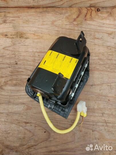 Подушка безопасности пассажира Toyota Prius NHW11