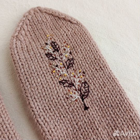 Варежки вязаные шерстяные с вышивкой