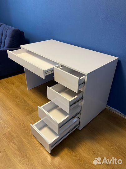 Стол компьютерный белый глянец