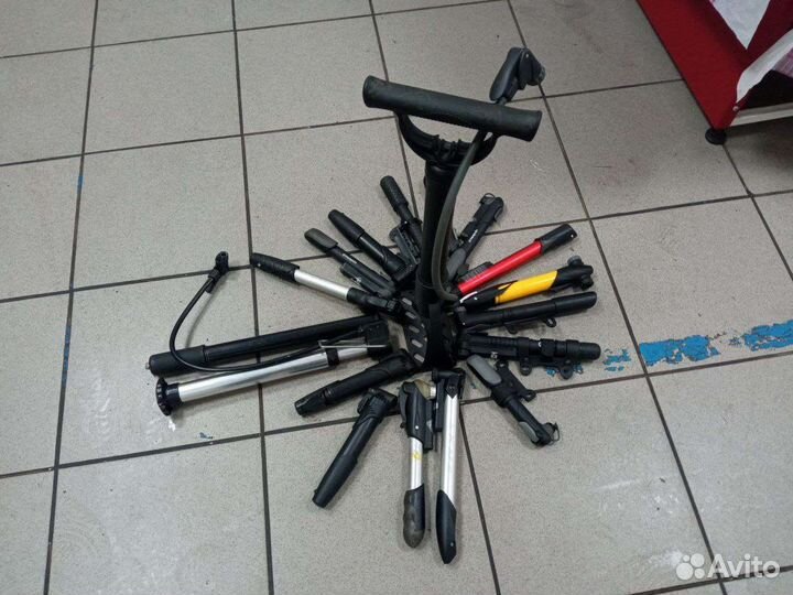 Багажникы + насосы + замки из сумки для велосипеда