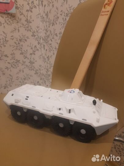 Игрушки для ребёнка (танк и деревянный меч) б/у