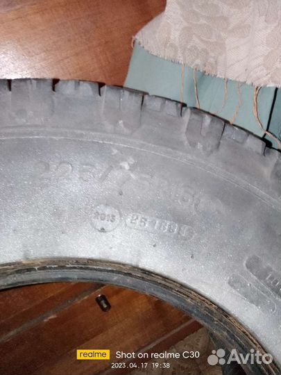 Royal Black Royal Stud 235/70 R16 109