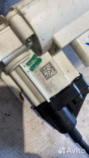 Доводчик задней двери Прав. A2227601600 Мерседес