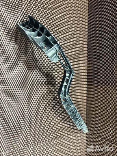 Кронштейн бампера задний правый Volkswagen Passat