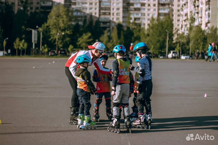 Инструктор тренер по роликам, спорт в парке
