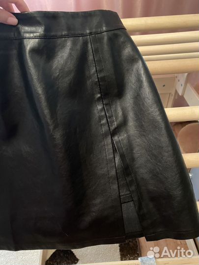 Юбка кожаная с разрезом 42
