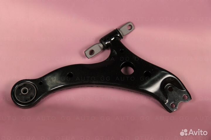 Нижний рычаг подвески правый Камри V40-55 06-17