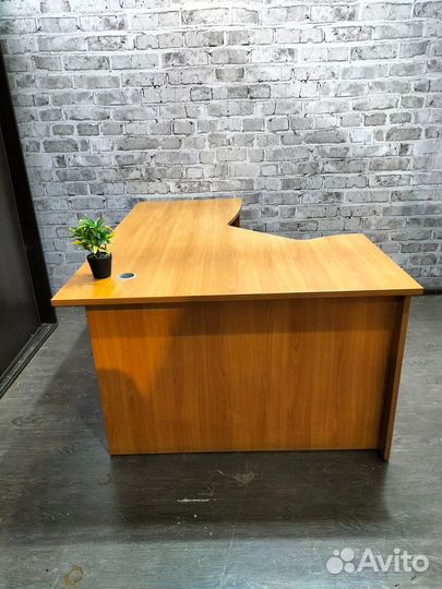 Угловой компьютерный стол