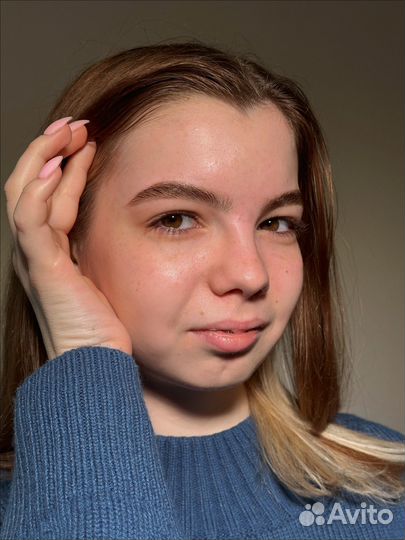 Модель на брови