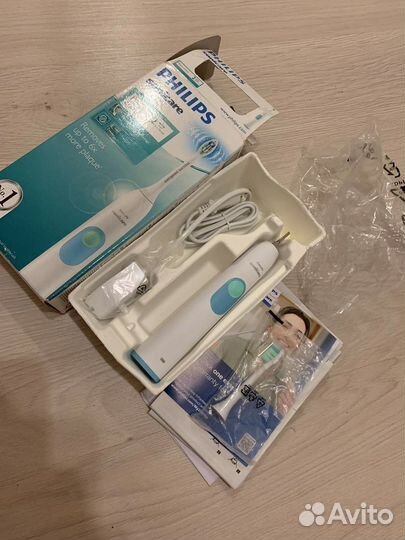 Электрическая зубная щетка philips новая