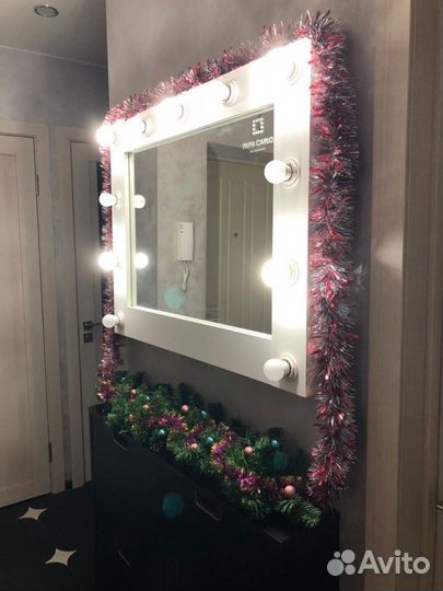 Гримерное зеркало с лампами