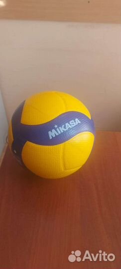 Волейбольный мяч с автографом Николая Карполя