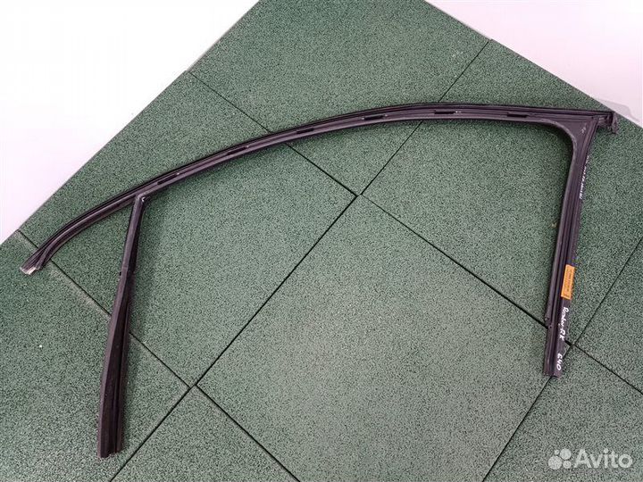 Уплотнитель стекла двери передний правый Vw Passat