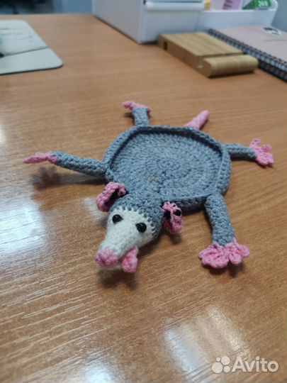 Вязанный опоссум под кружку
