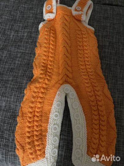 Вязаный костюм для новорожденного