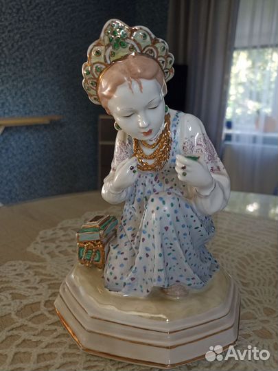 Фарфоровая статуэтка