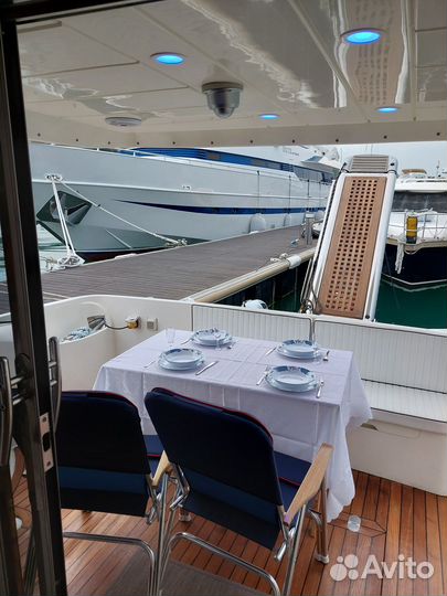 Яхта с флайбриджем