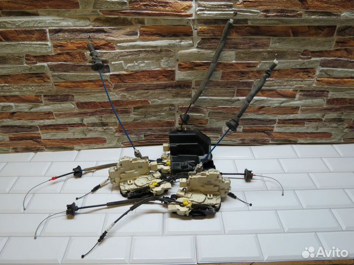 Замок двери передний задний Audi A8 D4 A8D4