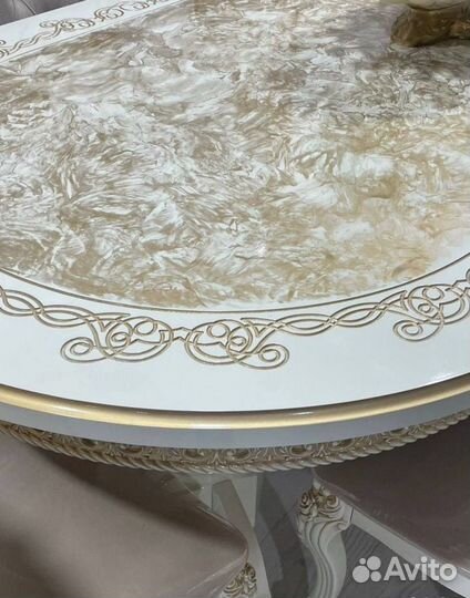 Стол и стулья