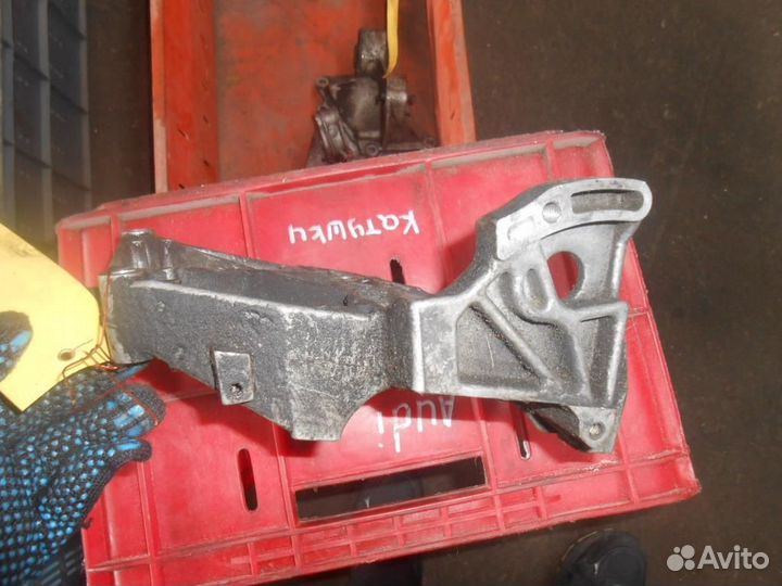 Кронштейн кондиционера Audi A4/RS4