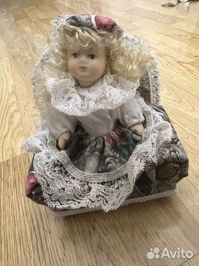 Кукла фарфоровая на кресле