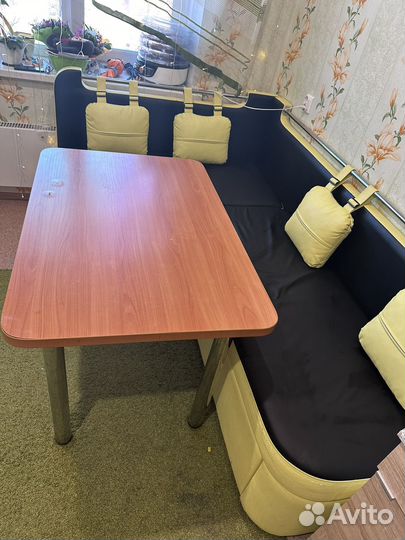 Кухонный уголок со спальным местом и столом