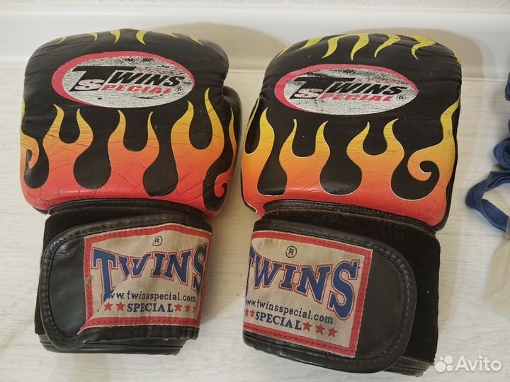 Боксерские перчатки 14 oz Twins Special