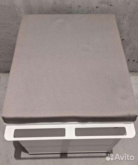 Тумбочка на колесиках с тремя ящиками и замком