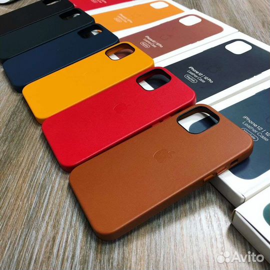 Кожаный чехол на iPhone 12