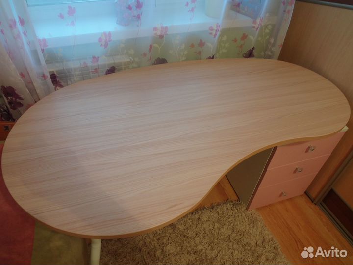 Письменный школьный стол с тумбой Инволюкс