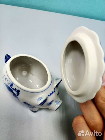 Шкатулка авторская Гжель свинья птица