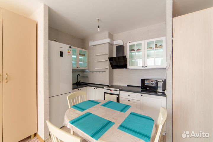 Кухонный стол и стулья комплект