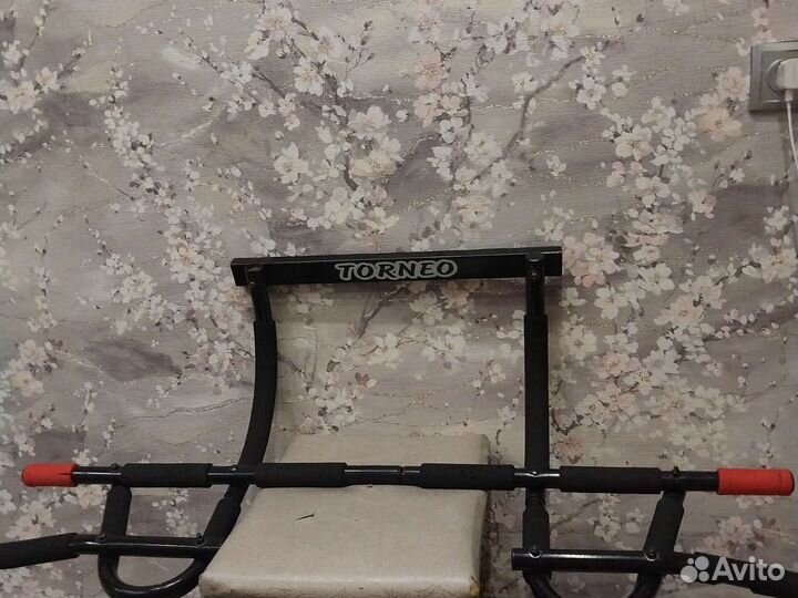 Турник настенный