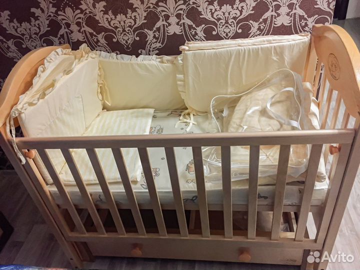 Детская кроватка с продольным маятником и ящиком