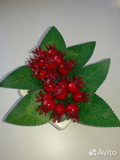 Композиция из искусственных ягод