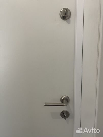 Дверь входная металлическая белая