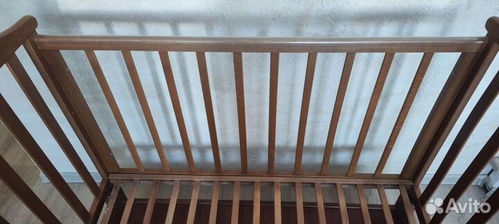 Детская кроватка с маятником и ящиком